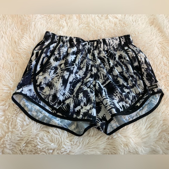Calvin Klein Pants - Calvin Klein Monochrome Patterned Shorts